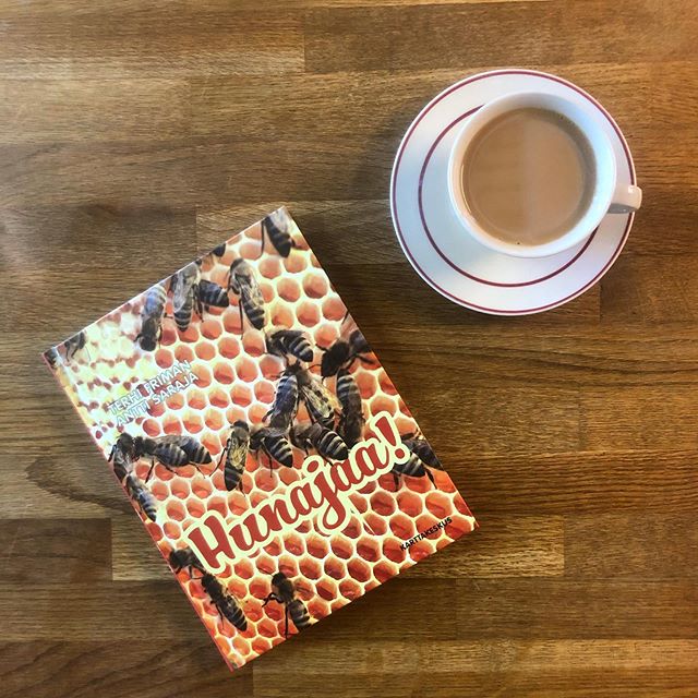 Hunajaisia hetkiä kahvin kanssa! 🌻
Onko sinua kiinnostanut ne kesän tutut, keltamustat pörriäiset? 🐝
Olemme saaneet myyntiin Terhi Frimanin ja Antti Sarajan kirjoittaman Hunajaa!-kirjan.
Kirjassa kuvataan mehiläistenhoitoa harrastuksena, sekä ammattina. Kirjaan on koottu tietoa, haastatteluita sekä vinkkejä hunajan käyttöön.
Nappaa kirja mukaan ja löydä uusi, mielenkiintoinen harrastus🤩