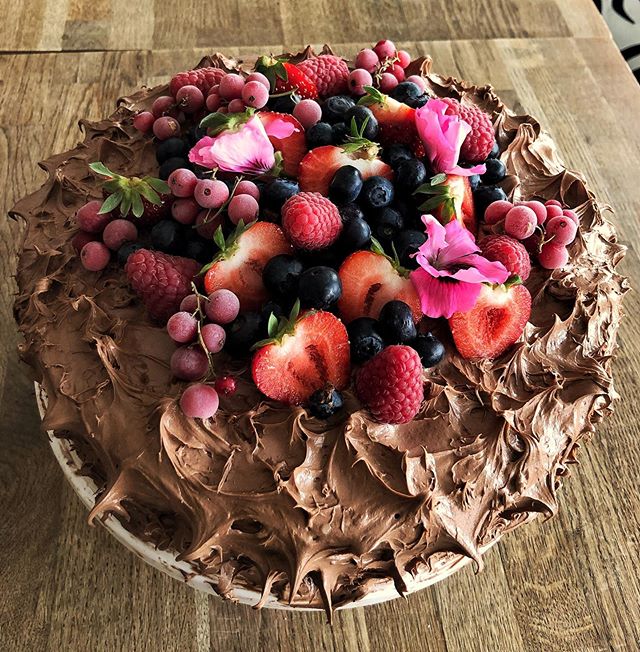 Kesä ja hyvä kakku sopii hyvin yhteen❤️
Asiakastilaukseen teimme passion-suklaamoussekakun, jonka koristelimme marjoilla.
Kondiittorimme teki myös myyntiin yhden, joten huomenna kipinkapin kakkukahveilla 😉☕️ #kakkukahvilamirapoppins #kahvila #herkkuhetki #coffeebreak #summerdays