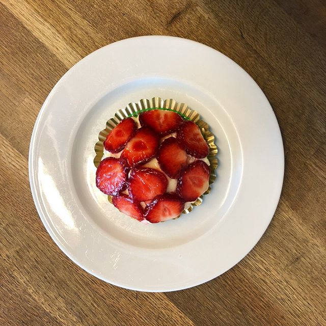 Mansikkamurokuppileivos sulaa suuhun 😍Kondiittorimme loihti vadelmahillosta, mansikoista ja vaniljaisesta täytteestä herkullisen jälkiruoan 🍓
#mirapoppins #kakkukahvilamirapoppins #leivonta #kahvila