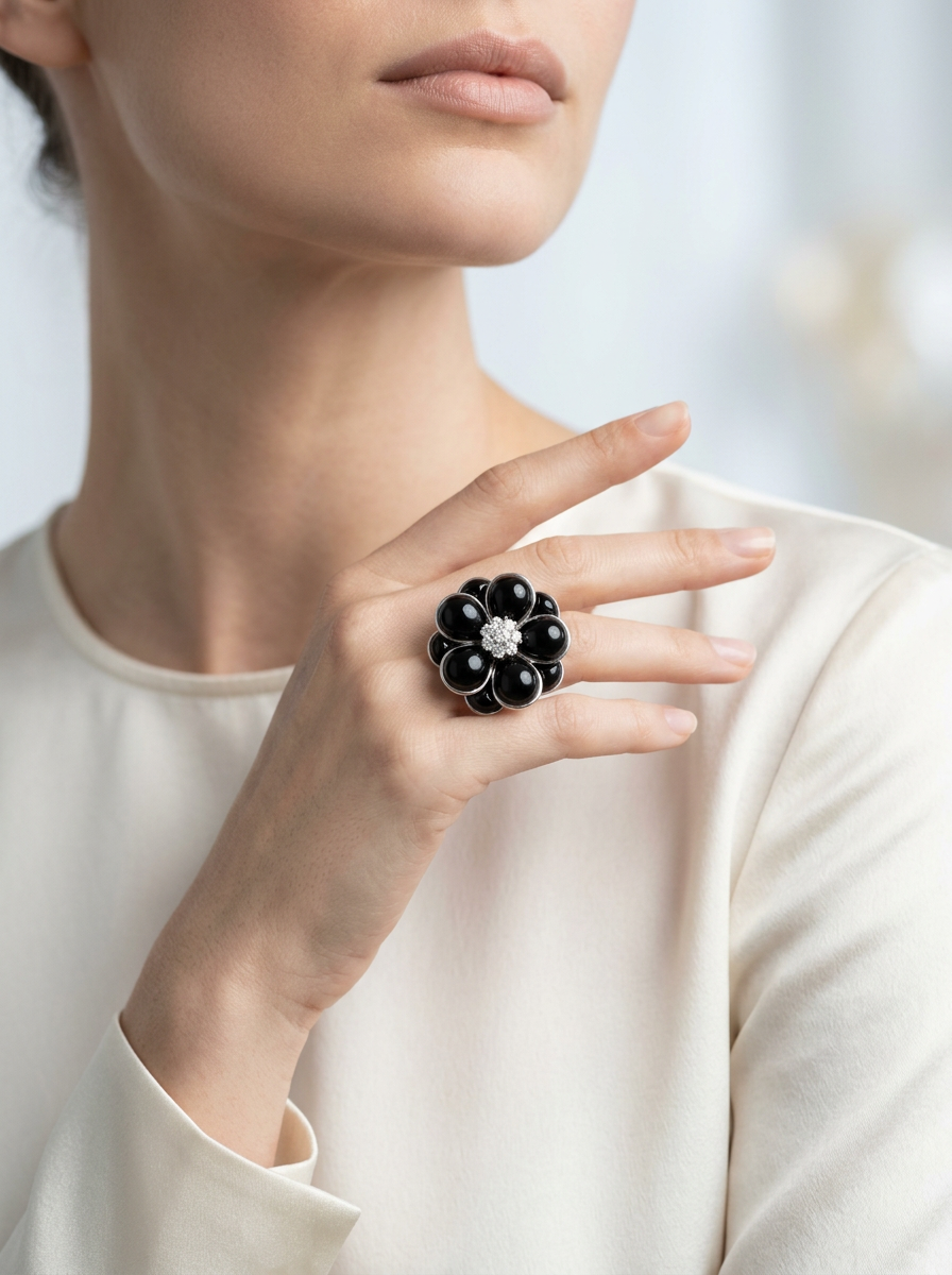 vancleef_onyx_diamond_18kt_whitegold_ring.png