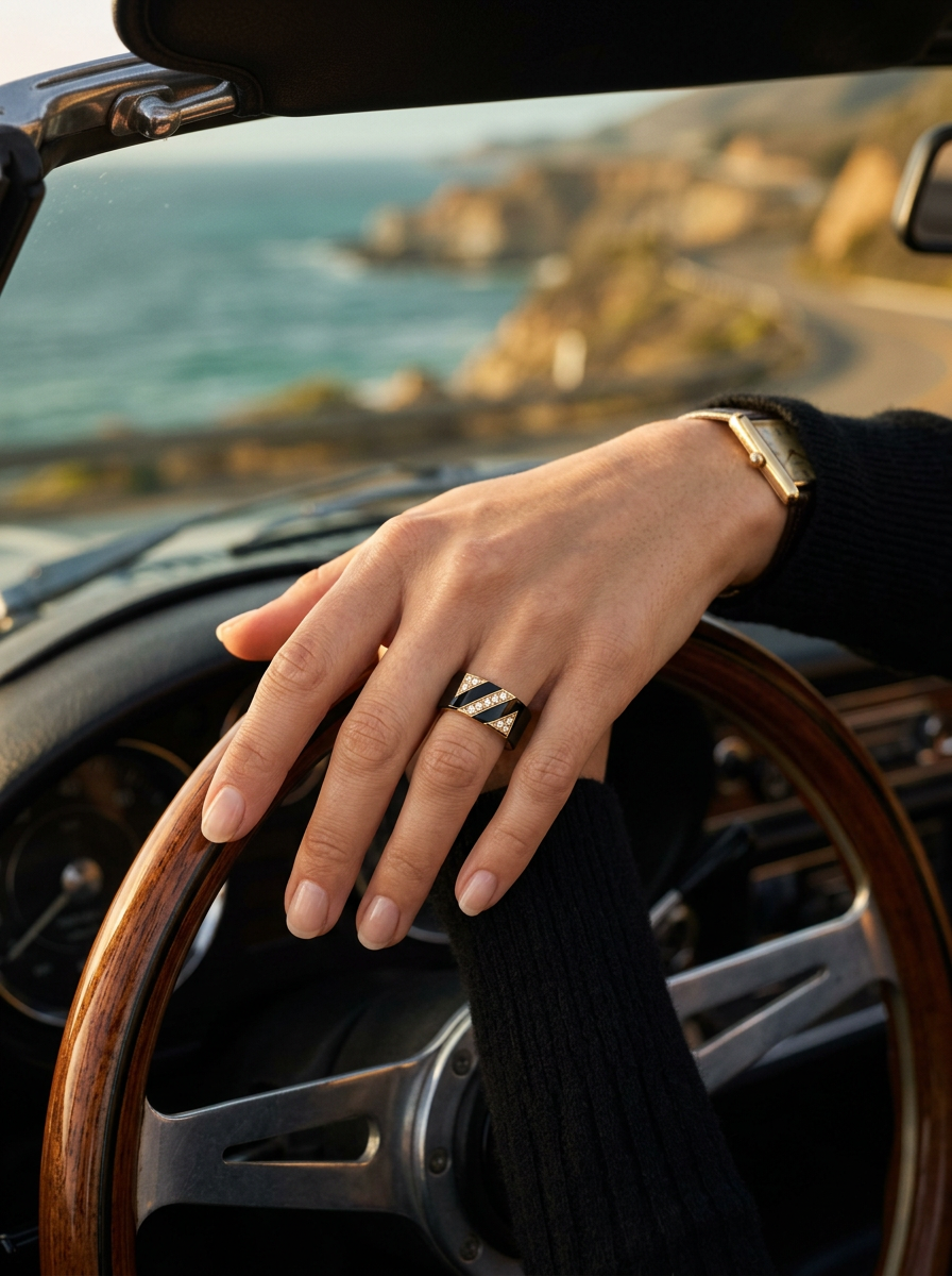 vancleef_onyx_diamond_18k_yellowgold_ring.png
