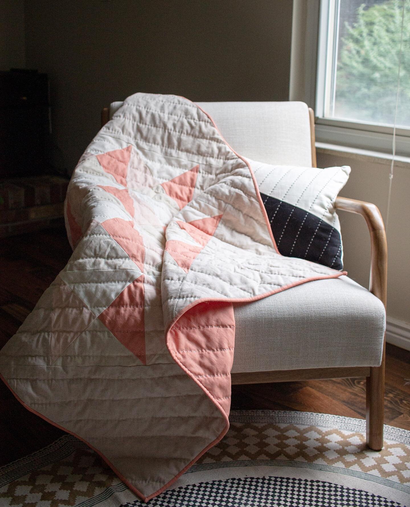 Back in this cozy nook, planning a weekend of sewing and furniture shopping.⁠⠀
⁠⠀
#hartequilt #quilt #handmade #homedecor #athome #cozy #handsewn #cribquilt #modernquilt #modernquilts #modernquilting #rianeelise #rianeelisepatterns