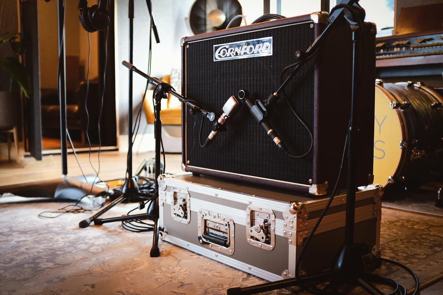 Another Amp shot from last weekend&rsquo;s session tracking with @d_ruids with the Cornford Carerra taking centre stage. This set up was used for hard panned stereo lead guitar and also reamped lead vocals. The mic combo featured here was a 60&rsquo;