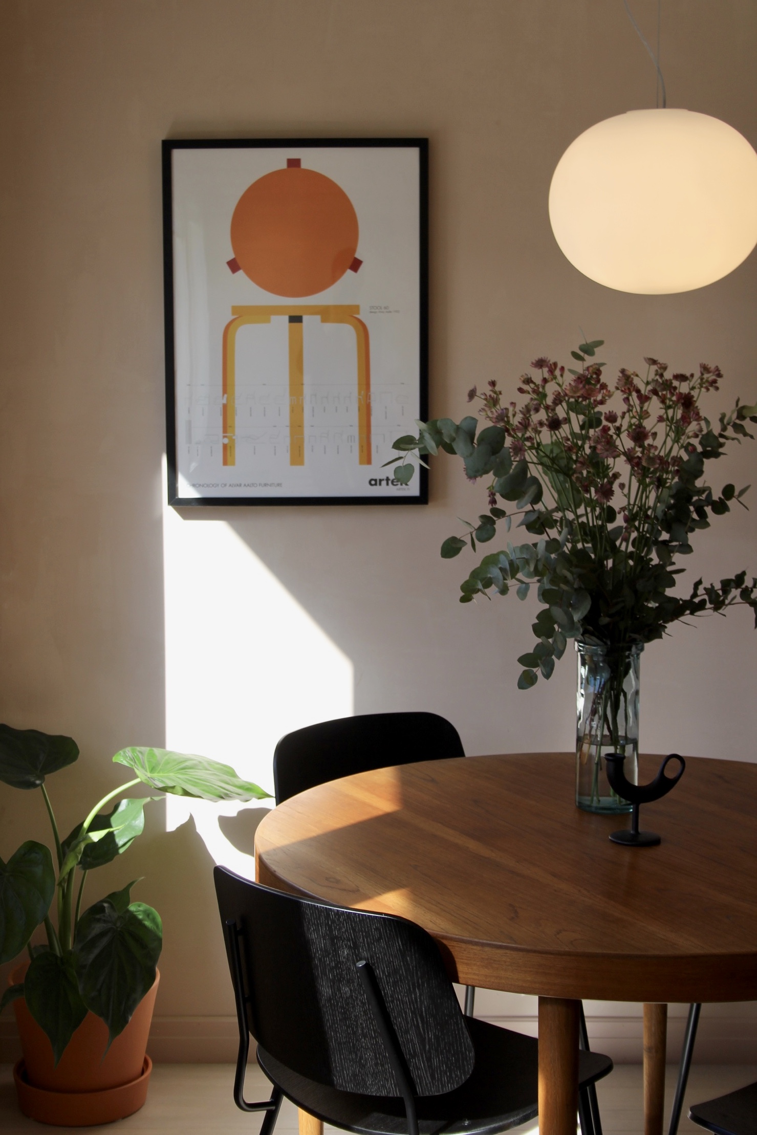  As a nod to the time the flat was built, we sourced an original vintage Kai Kristiansen extendable dining table. 