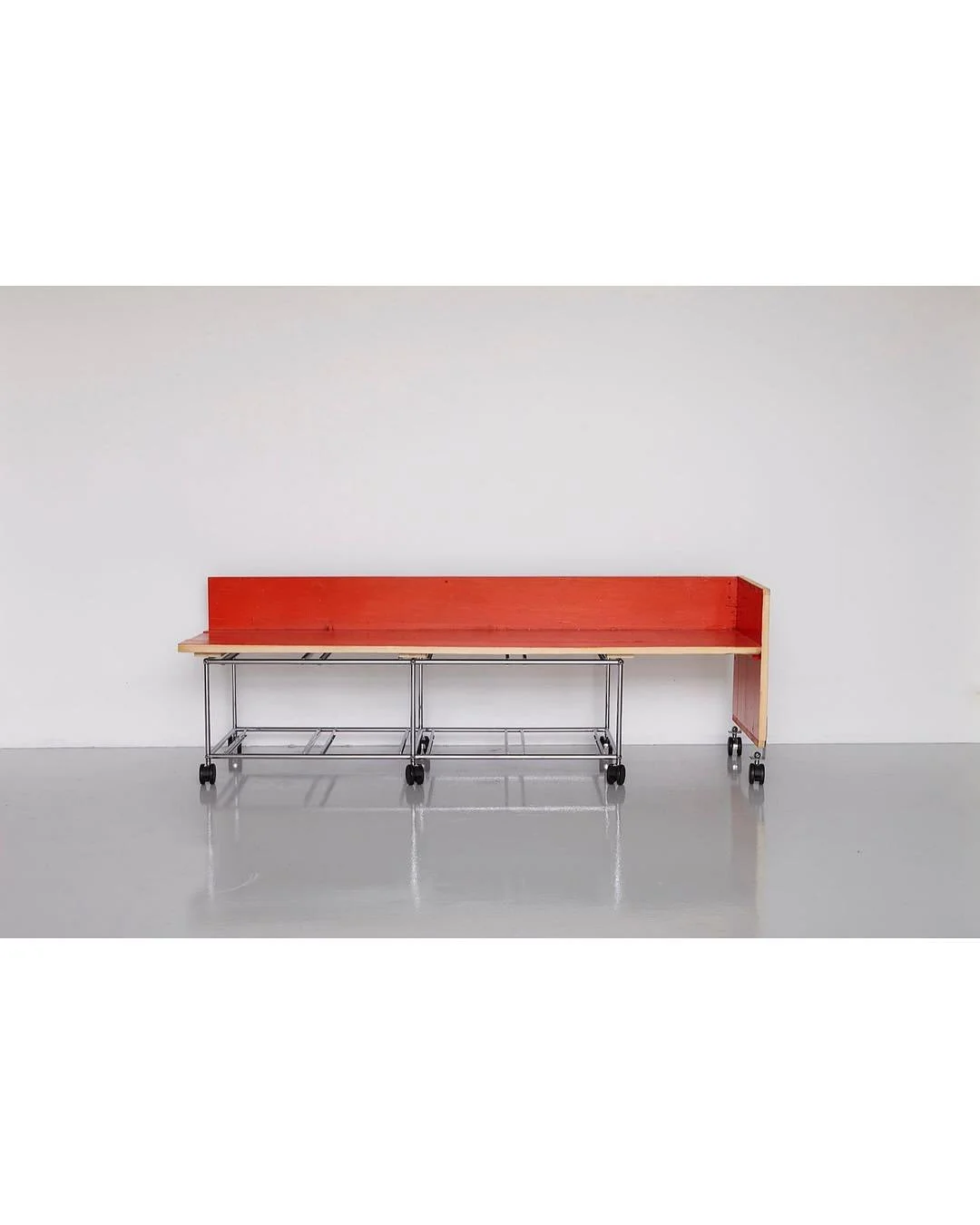 Commissioned by @studio.m3, this bench is part of the Re-framed project where 10 designers gave new life to USM steel frames from an 1980s Norwegian bank. Wooden panels from a Valdres barn were used, retaining the timber's original patina and structu