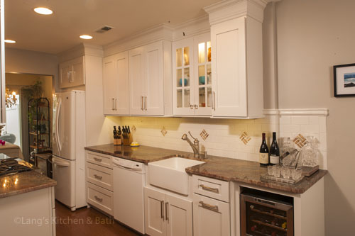 在Yardley, PA的厨房设计，内置葡萄酒冷却器和农舍水槽
