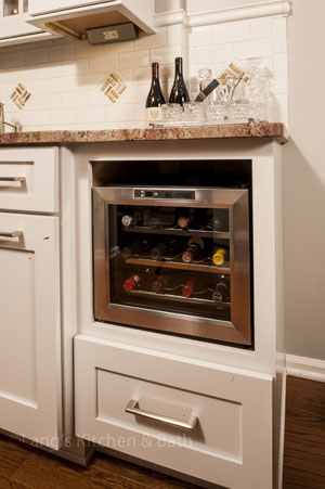 位于宾夕法尼亚州Yardley的传统厨房设计带有内置的酒冷却器