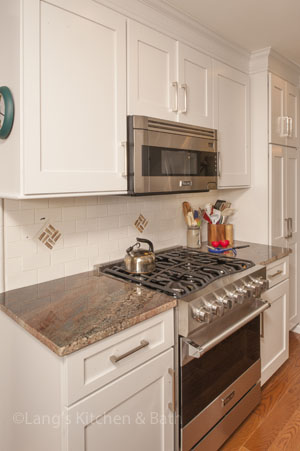 传统的厨房设计在Yardley, PA与定制设计的后挡板和维京范围