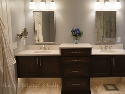 Traditional bathroom design with freestanding vanity