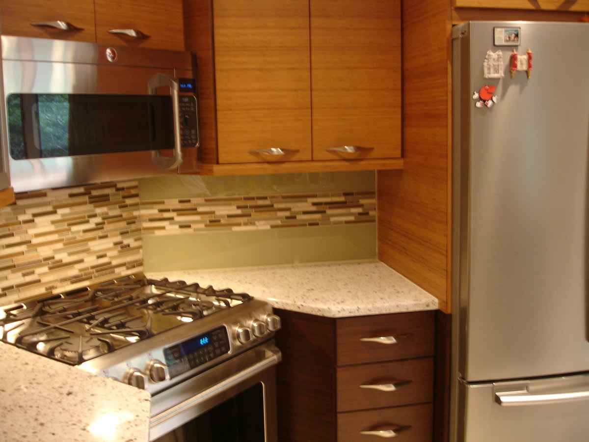 两个色调的厨房与玻欧宝官方首页璃后挡板