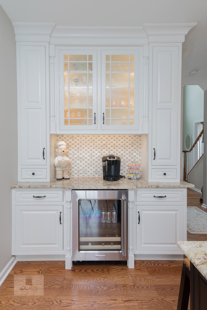 Kitchen wet bar w/ beverage center and built-in ice maker. Great for  entertaining.