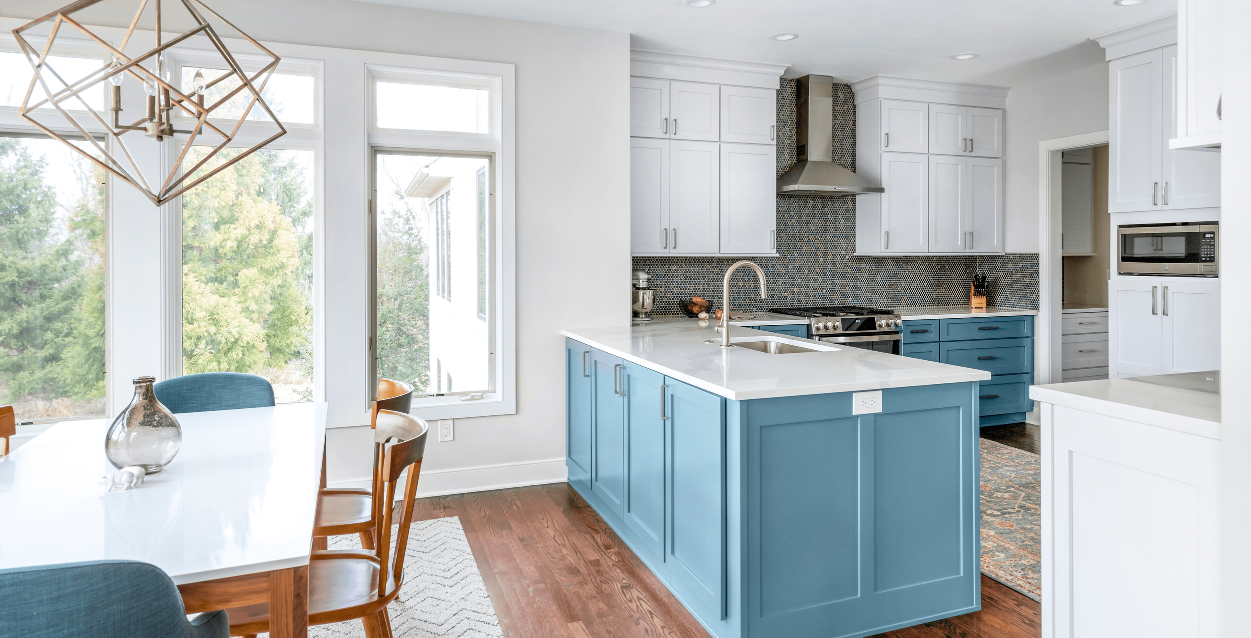 欧宝官方首页厨房设计与蓝色和白色的橱柜