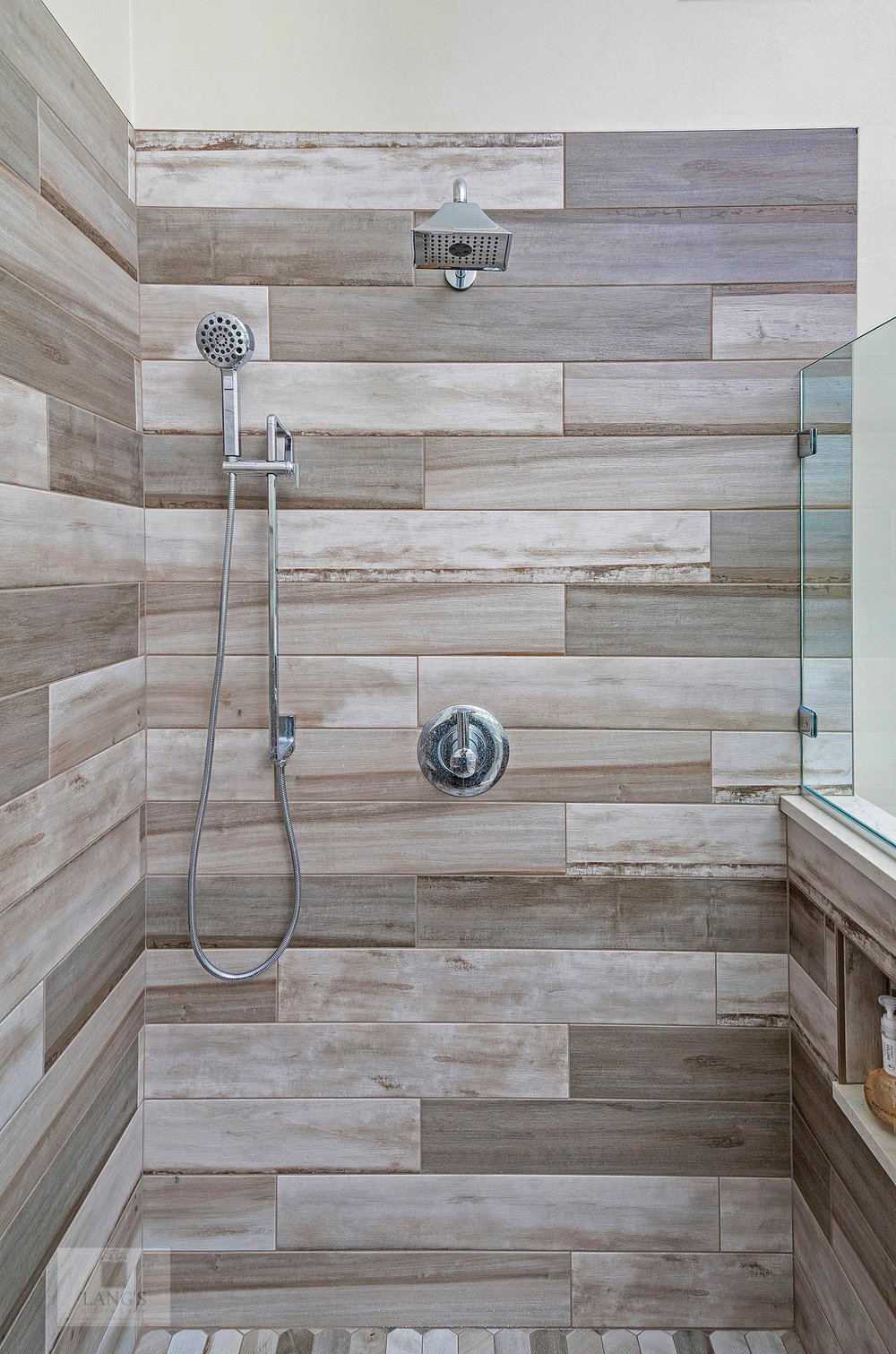 bath design with multiple showerheads