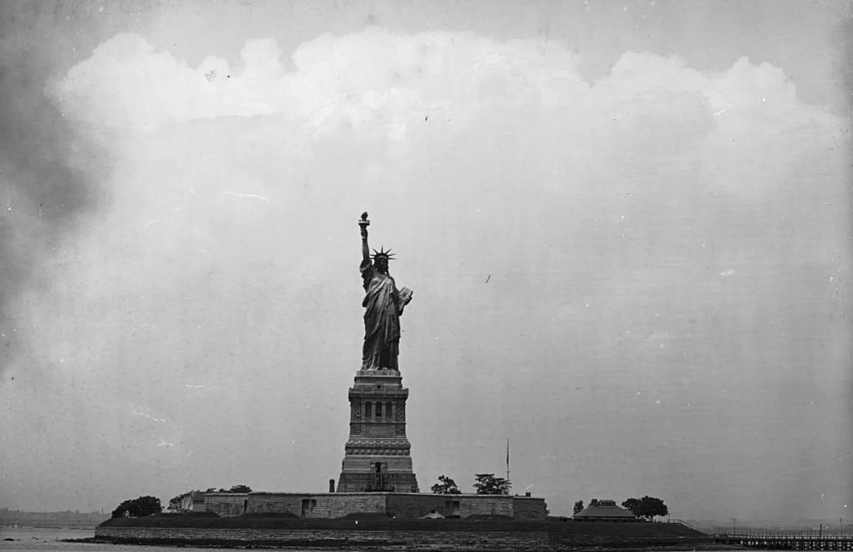 The Statue of Liberty in 1905. (Credit: Henry G. Peabody and Detroit Publishing Co., Library of Congress)