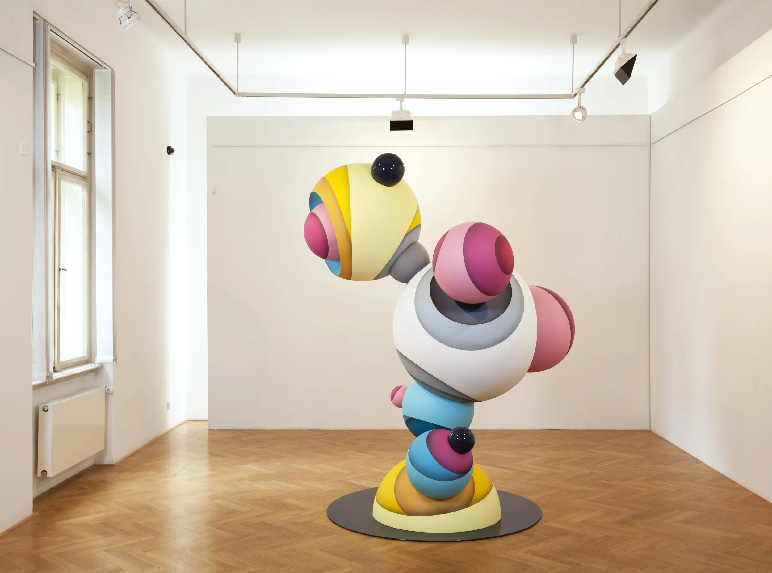 Foto: www.jankalab.com , COSMOS, RESIN, PAINT, LACQUER 230 x 200 x 190 cm , 