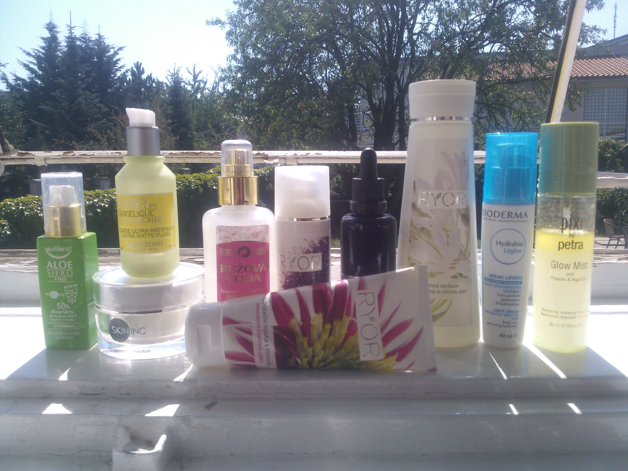 Zľava:Aloe Siero Viso od Equilibra, hydratačná maska na spanie Skin Inc., L´Occitane zmatňujúci hydratačný fluid, ružová voda, RYOR liftingové sérum, Sérum s KH Nobilis, RYOR toner na suchú pleť, BIoderma Hydrabio Legere, PIXI Glow Mist, RYOR hydratačná maska s morskými minerálmi..ak vás podrobnejšie zaujíma recenzia na jednotlivé produkty, nechajte mi odkaz v komentári, vypracujem ;) 