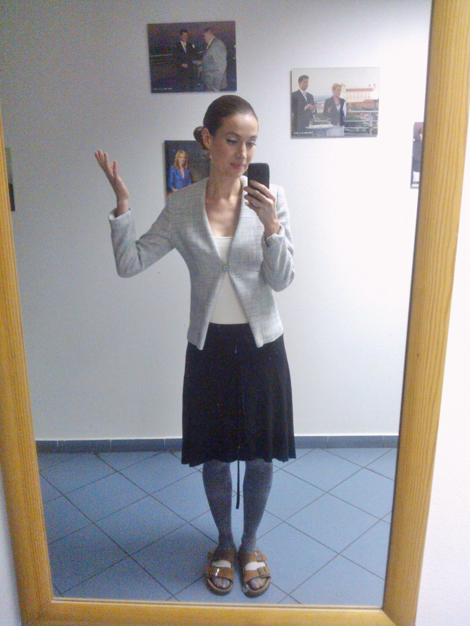 Raz sa mi jeden kolega smial, že vyzerám ako predavačka z Tesca, našťastie u nás už nepracuje, pffff..