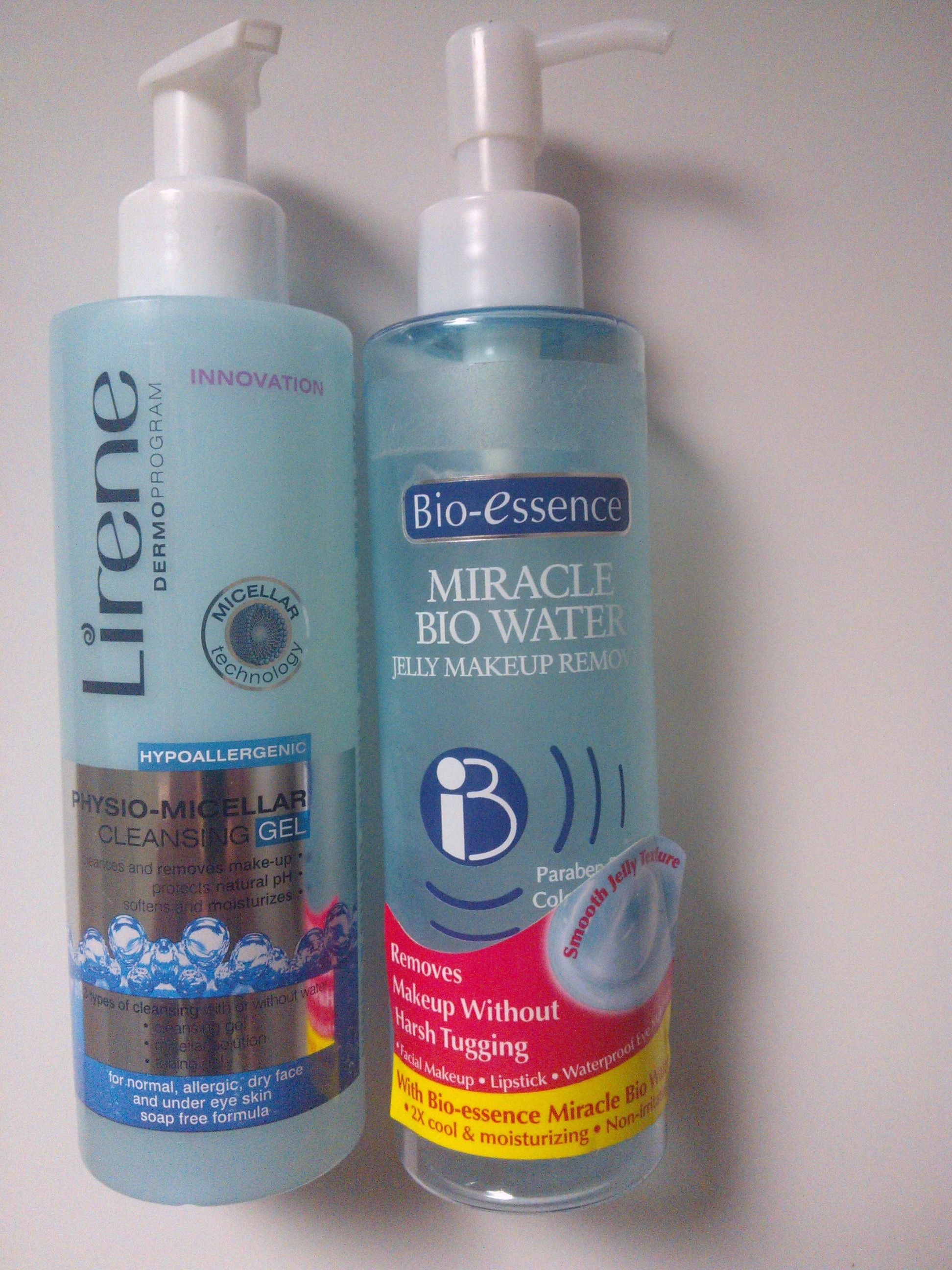 Naľavo Lirene, cca 4-5 €, vpravo Bio Essence Jelly Makeup Remover, cca-22-23€. Ten ázijský je vodičkovejší, výborné sú oba. Žiadne drhnutie a škriabanie, len jemne očistený fejs. A môže ísť aj na oči. Lirene kúpite v 101 drogérii, alebo v drogérii Teta.