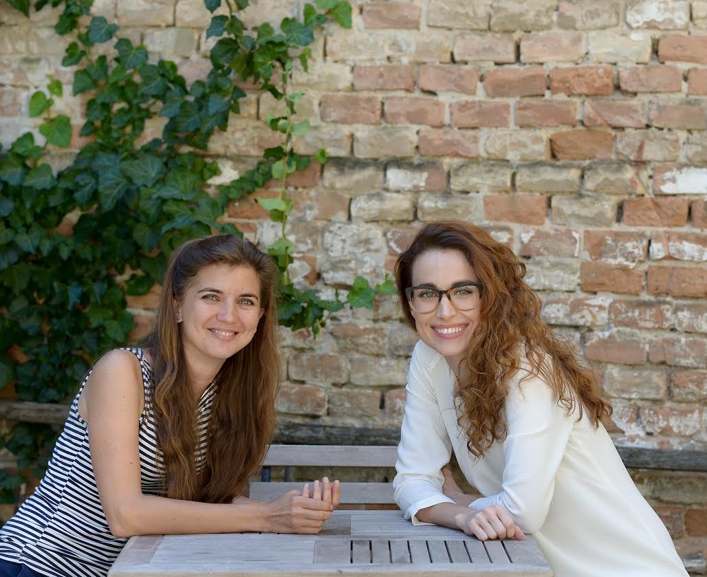 Miška bola počas rozhovoru veľmi uvoľnená a priateľská, no zároveň plne sústredená. Kým odpovedala na komplexnejšie otázky, vždy sa najskôr na chvíľu zamyslela. Skutočne vidieť, že sa písaním zaoberá profesionálne, lebo jej editovanie rozhovoru v procese autorizácie, to bola prosím pekne lahôdka. Opravila dokonca aj moje preklepy, či chyby, no zlatá! Keď som ju oslovila, zapochybovala najskôr, či zapadne do spolocnosti ľudí, s ktorými som sa už zhovárala, a nebola si istá, či bude vedieť niečo zaujímavé povedať. Teším sa a ďakujem, že napokon súhlasila, a ako teoretička fotografie mi ešte aj dohodila šikovného fotografa grátis. Robert Tappert mimochodom, iba dva mesiace pred našim rozhovorom získal na The Paris Photo Prize prvé miesto za portrét zo série ID! Hneď ako si na seba začne Aestheholic zarábať, sľubujem, že pošlem obom aspoň obligátne, no v našich sférach zatiaľ tak tažko vydobiteľné "dvacky"! ;) 