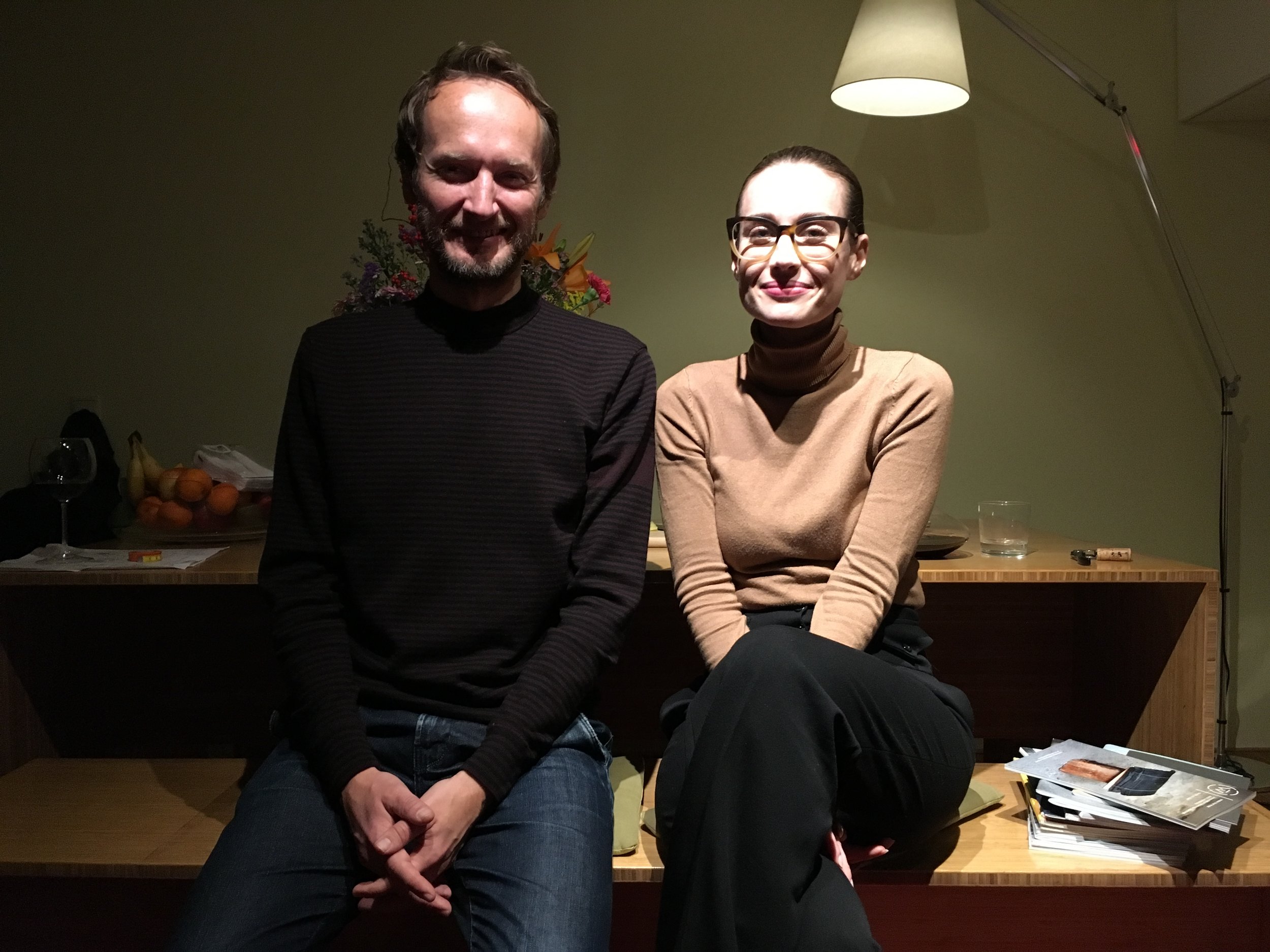 Peter má nesmierne veľa nápadov a zdá sa, že ich aj všetky realizuje. Naraz! Je veľmi systematický a darí sa mu, na rozdiel od nás ostatných, veci dokončiť. O to viac som mu vďačná, že si pri všetkých svojich aktivitách našiel čas na rozhovor a dovolil nám aj fotografovať uňho doma. O svojej práci hovorí veľmi zanietene no pokojne zároveň. Ak by ste chceli podporiť vznik úžasného a nepochybne pre nás všetkých inšpiratívneho dokumentu o Bhutáne, ktorý chystá, môžete tak urobiť aj prostredníctvom tohto projektu . Neviem sa dočkať, až uzrie svetlo sveta.
