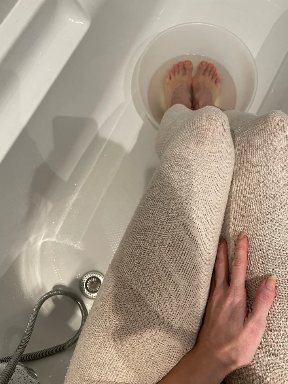  Najskôr si vždy spravím suchú pedikúru niečím, čo sa volá Ped Egg, potom si nohy na 10 minút namočím do veľmi teplej vody, v ktorej som rozmiešala morskú soľ a ocot. Potom ešte použijem pemzu, pozatláčam si kožu okolo nechtov a ostrihám si ich aj op