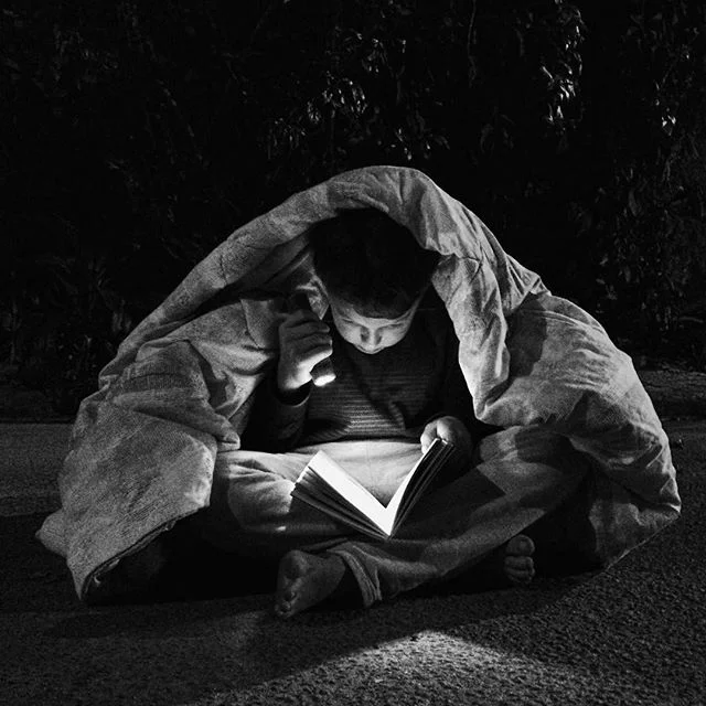 # REZAALENDAQUE as crianças andavam pelas ruas e dormiam com historinhas de ninar. 📷 @ matthcordeiro
