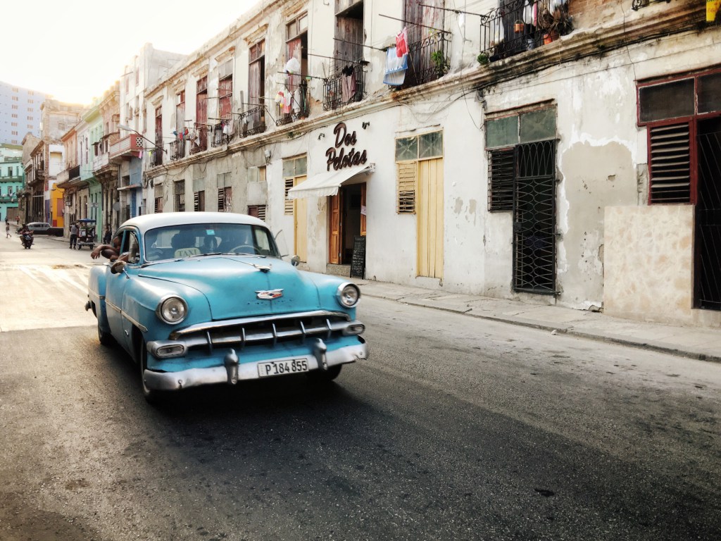 "Já se passaram alguns meses desde minha viagem para Havana, mas os sons e vistas da cidade ainda estão comigo. Em um instante, eu posso me levar de volta às ruas movimentadas da cidade, sentir o ar quente, empoeirado com cheiro de escapamento e ouvir o grito do vendedor de pão chamando atenção para que sua presença seja notada. Eu fecho meus olhos e sinto o estrondo dos carros antigos circulando, ouço a música vindo de uma porta aberta por perto e o espírito de diversão de um grupo de dançarinos me convidado para uma salsa rápida."
