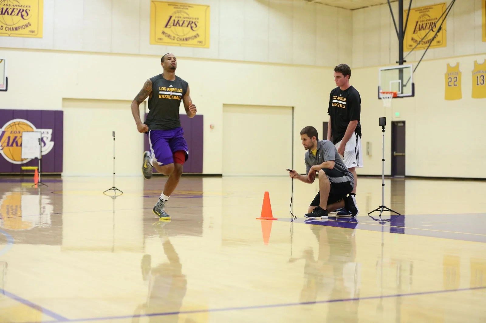 BOOST YOUR VERTICAL AND SPEED UP YOUR FOOTWORK WITH THIS GREAT BOX-JUMP DRILL