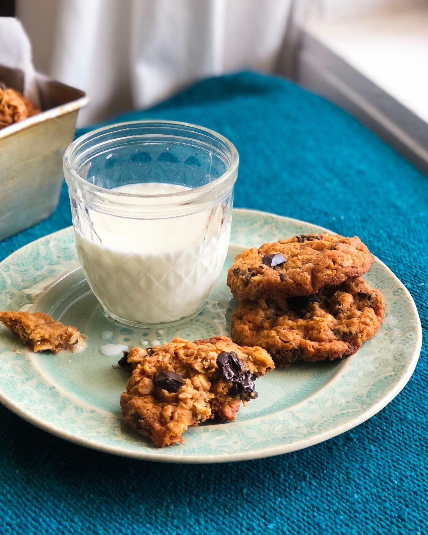 HAPPY FALL!!!!!!! It&rsquo;s my favorite time of year and for the first time that I can remember, it actually feels like fall outside in Alabama! To celebrate, make a batch of these Pumpkin Oatmeal Chocolate Chunk Cookies...they use a whole jar of @t