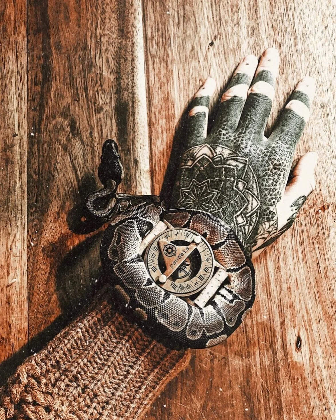 Always find time to unwind.
Pandeia compass sundial watches remind you to slow down, unwind and follow your inner compass.