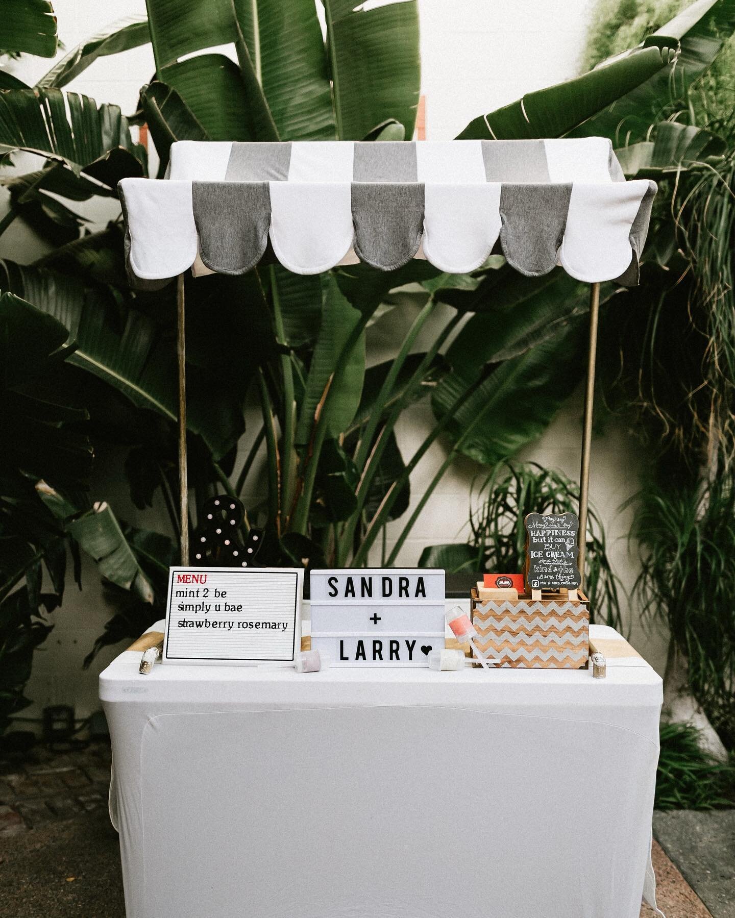 You can find our LLC team at the icecream station. 🍦🍦 Head to our blog for unique wedding dessert ideas. Link in bio.

Planning | Event Styling: @livelovecreate, @christineschang
Photographer: @laurenscotti
Ice Cream Station: @mmcreamery

.
.

#wed