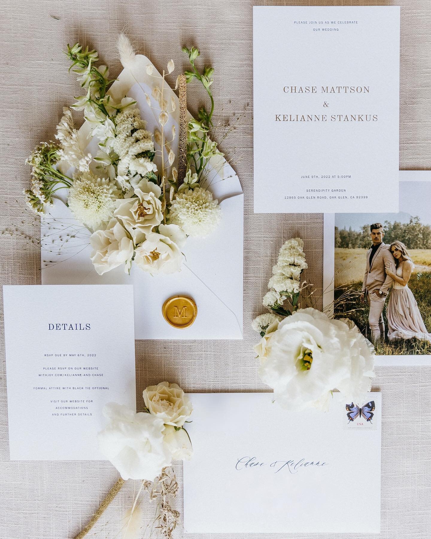 So. Many. Details in this photo and we're here for it. A little sunshine for your day. 💌

Planning | Event Styling: @livelovecreate, @christineschang
Venue: @serendipity_weddings
Photographer: @madisonemilyharephoto
Invitations/Stationary: @paperand