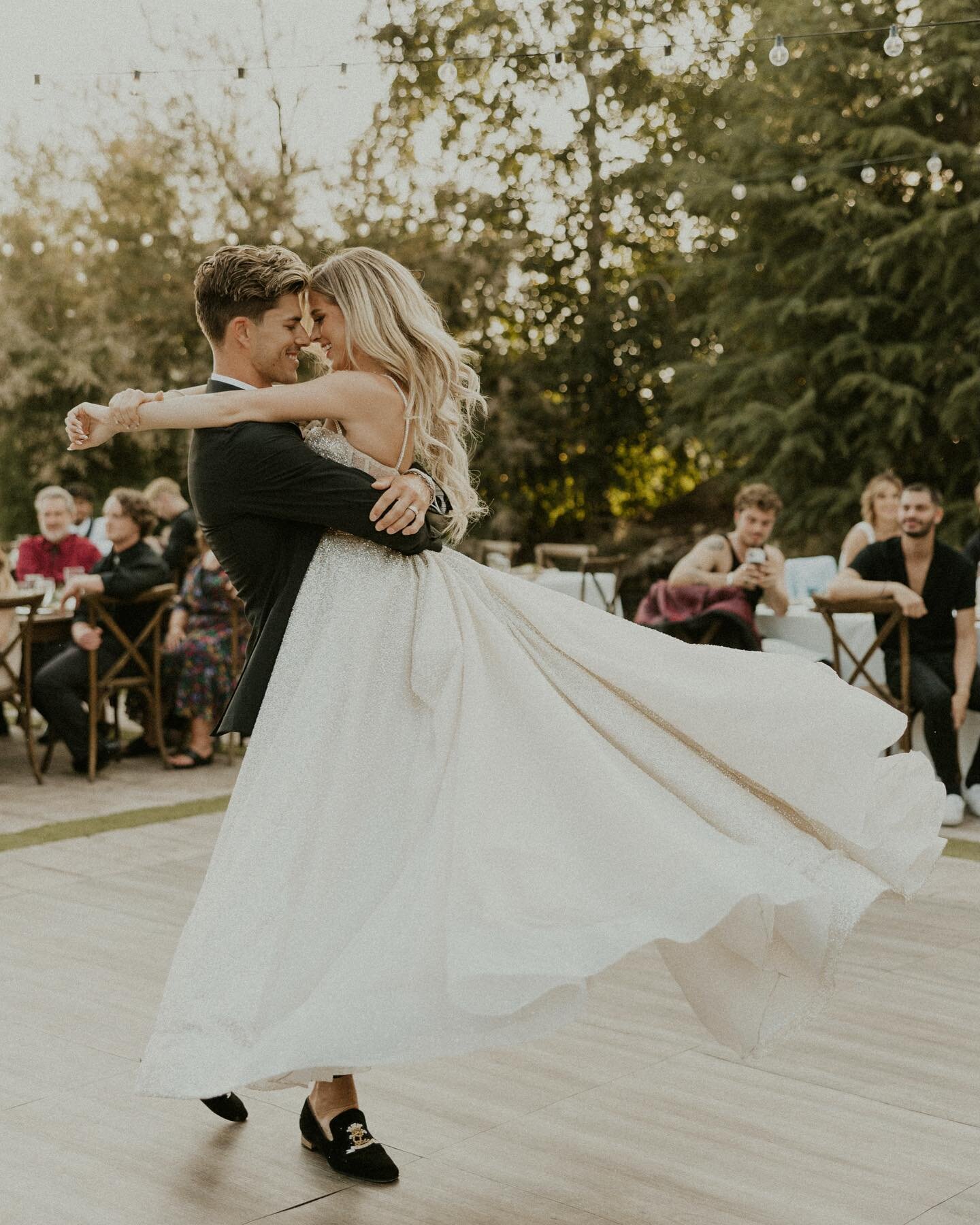 Picture perfect moment for the picture perfect couple. 

Couple: @iamkelianne @chasemattson 
Planning | Event Styling: @livelovecreate, @christineschang
Venue: @serendipity_weddings
Photographer: @madisonemilyharephoto
Makeup: @alyssamarie.beauty
Hai
