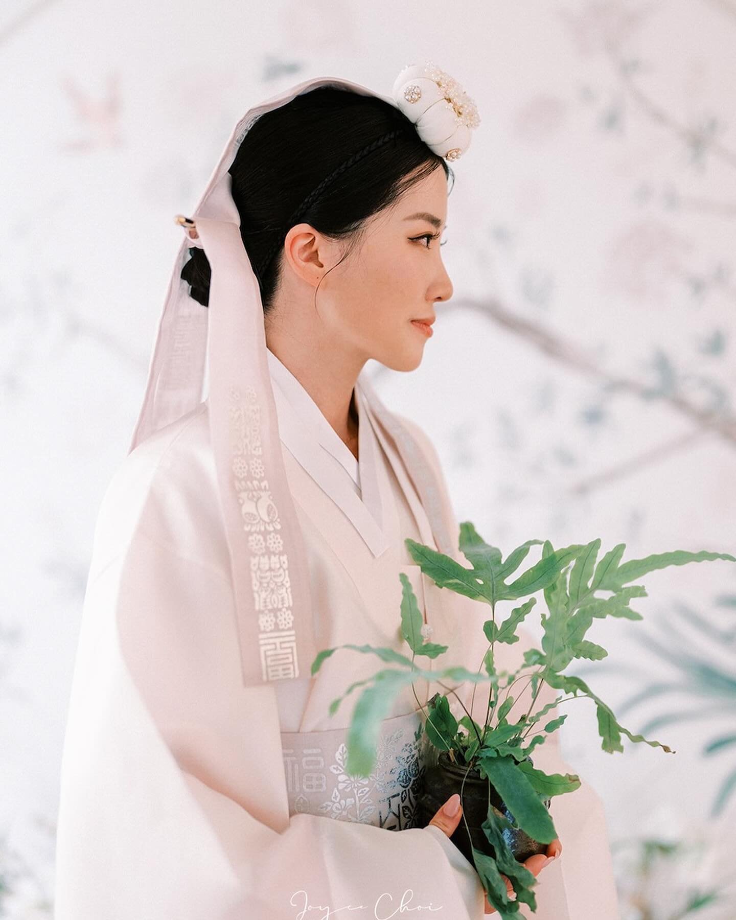 This beauty 🤍🫰🏻

#koreanteaceremony #paebaek #koreanamerican #koreanweddingtraditions #koreanwedding #폐백 #폐백사진 

📷 @joycechoiphoto