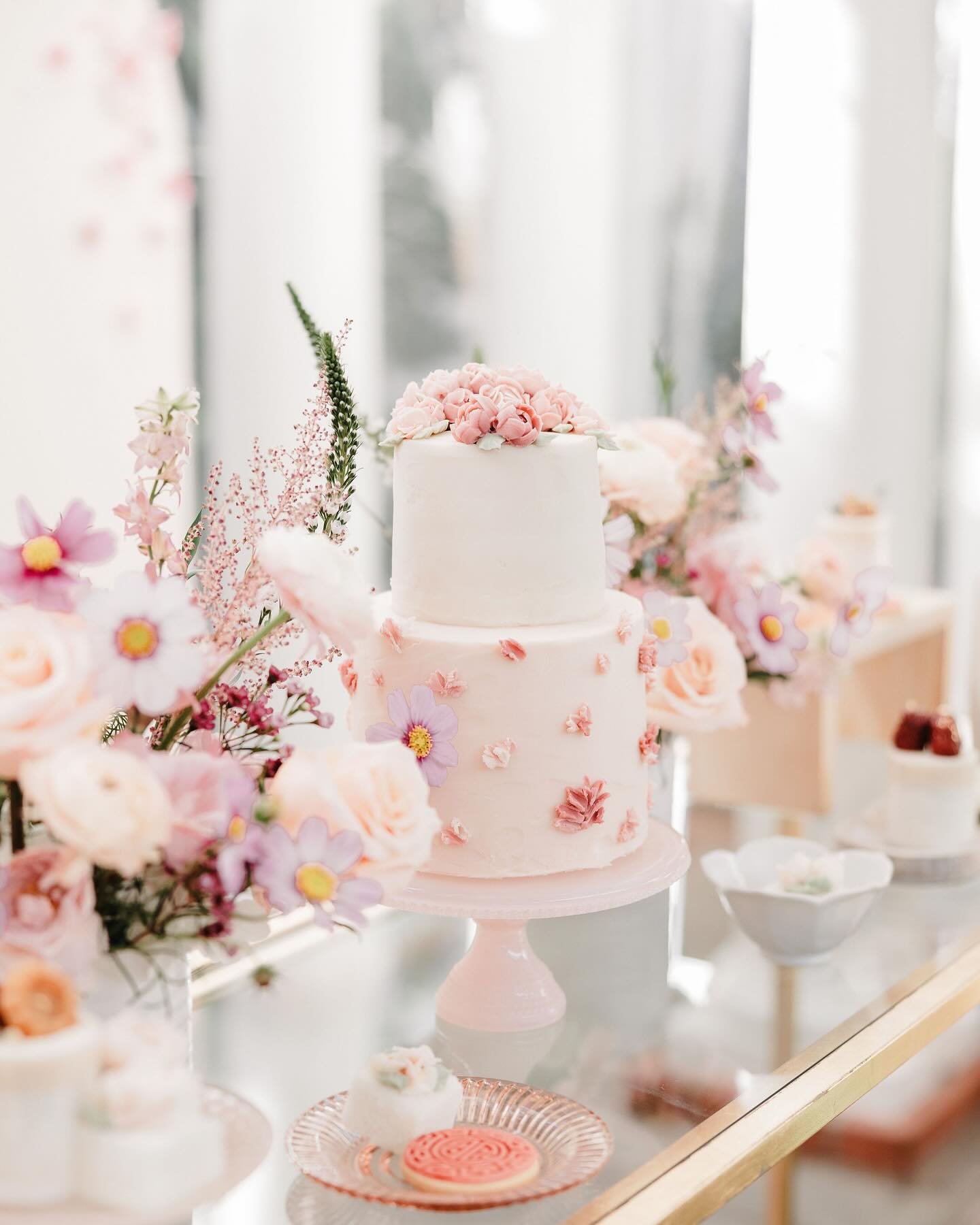 One of our favorite #dohl celebrating the daughter of one of our couples that got married with us over 10 years ago. We love seeing our couples grow into a family.💕🤍

And we especially love the 2 tier #dduk cake😍

@joytheoryco @designbyeunice @the