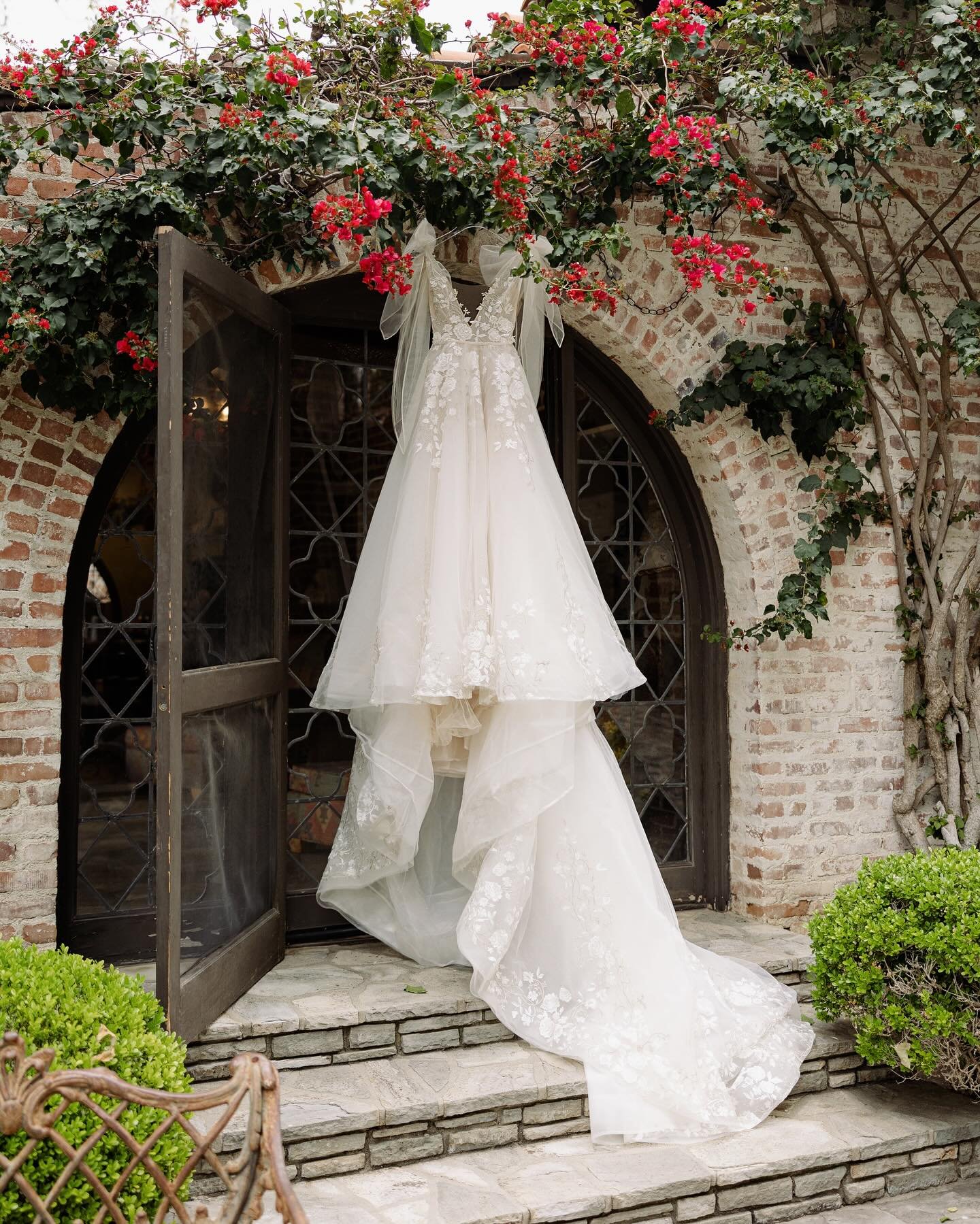 Just a few of our favorite details from E + A&rsquo;s wedding. Feelin the European vibes are 🤍

Planning/Design: @livelovecreate 
Venue: @hummingbirdnestevents 
Catering: @treslacatering 
Bar: @brickandbrassbar 
Cake: @cakequeenla 
Photo: @kaivphoto