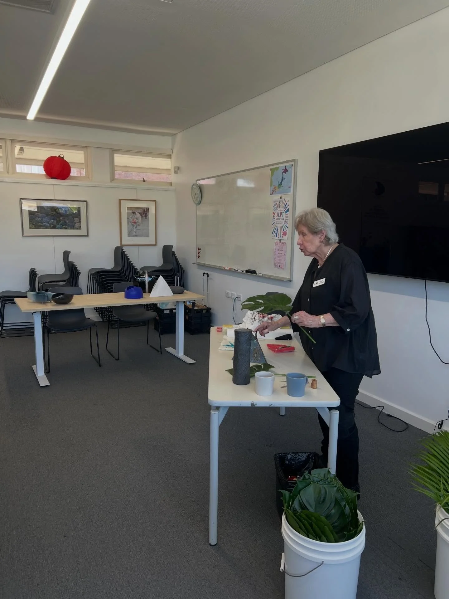 Washi Paper Workshop 2025

This workshop was led by Master Teacher @ursulapagels. The theme was washi paper, inspired by the workshops held in Japan HQ, where participants utilised watercolours to dye and shape the washi paper to create accents to th