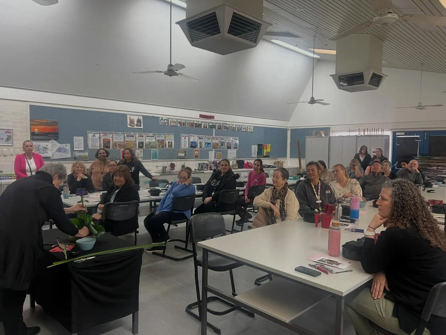30/05/2025

Master Teacher @ursulapagels held an activity class for the teachers of Ballajura community college on pupil free day. This activity consisted of using monstera leaves, irises and dietes leaves to create an ikebana arrangement. 

Many tha