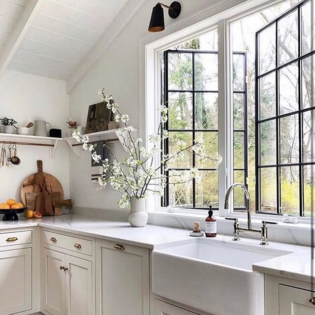 I need these windows in my life - preferably in my kitchen! 🖤 photo via Pinterest.