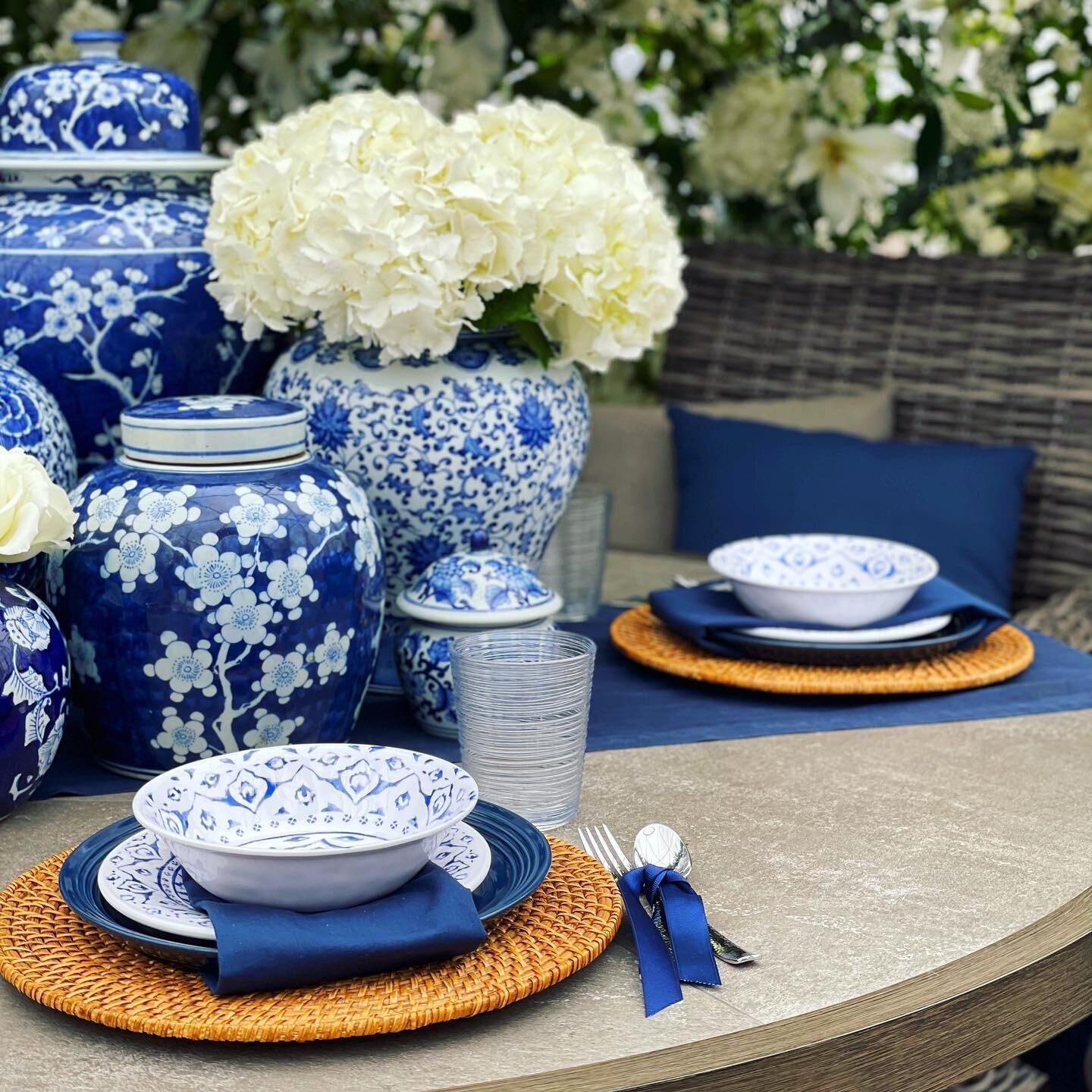 Outdoor blues courtesy of @samsclub 💙💙💙 Beautiful outdoor dinnerware, tumblers and florals all from Sam&rsquo;s club!
