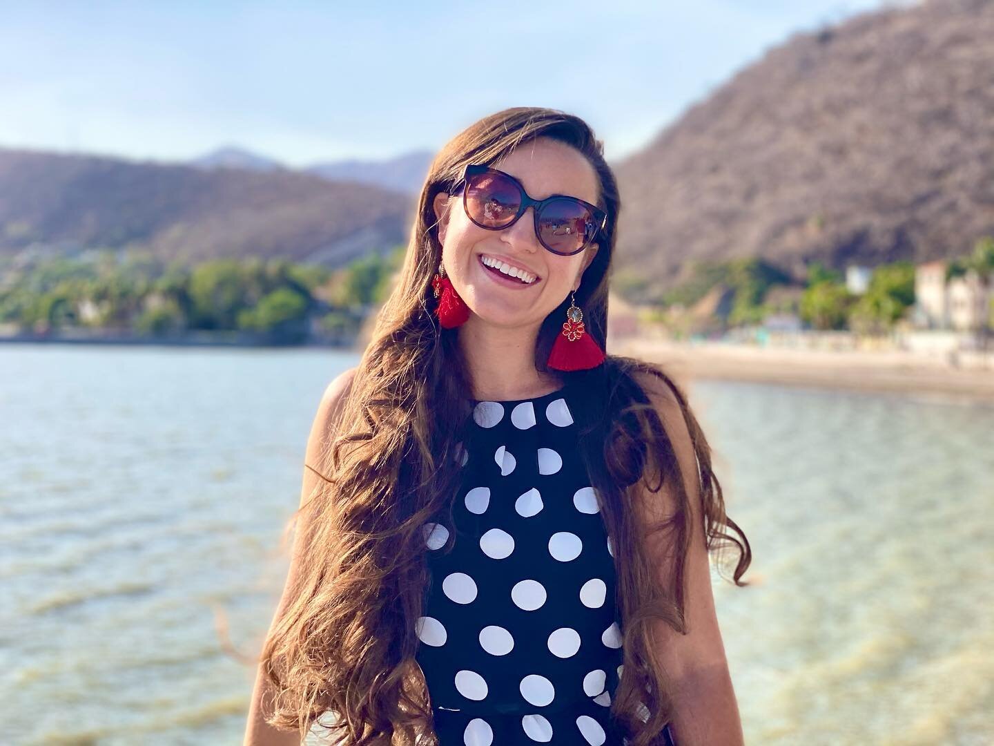 It’s Friday and I’m feelin’ fine! How about you??! I’ve been over here listening to some new music that was released today! Check my stories for my new music Friday Faves!! 🎈🖤 Have some new music to recommend? Leave your rec