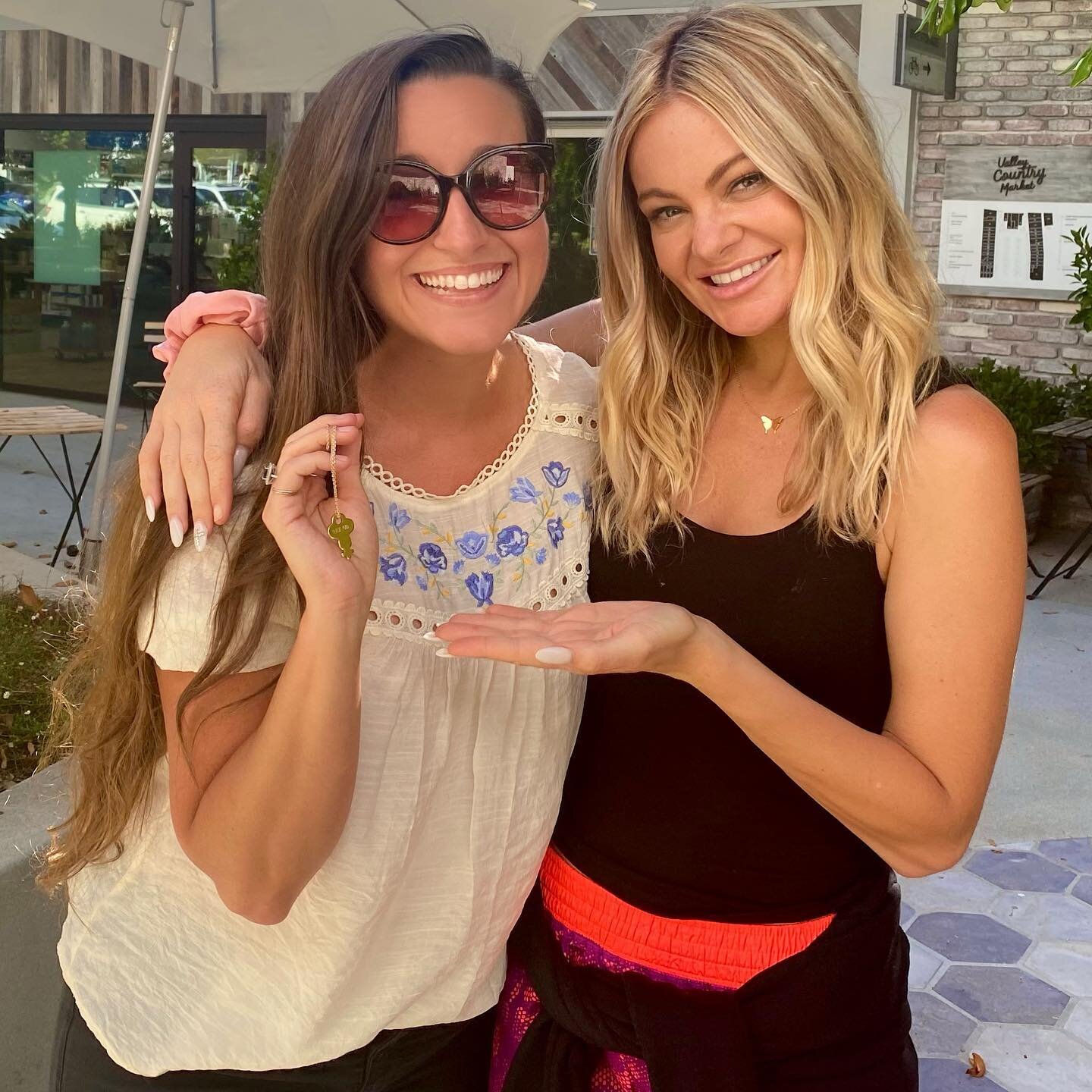 Happy Monday!! I have to gush for a moment about a chance meeting! I was out for coffee at @bluebottle ☕️ with some friends and happened to meet @caitlincrosby , the founder of @thegivingkeys ! 🔑 💌 I wasn’t going to let her leave without tell