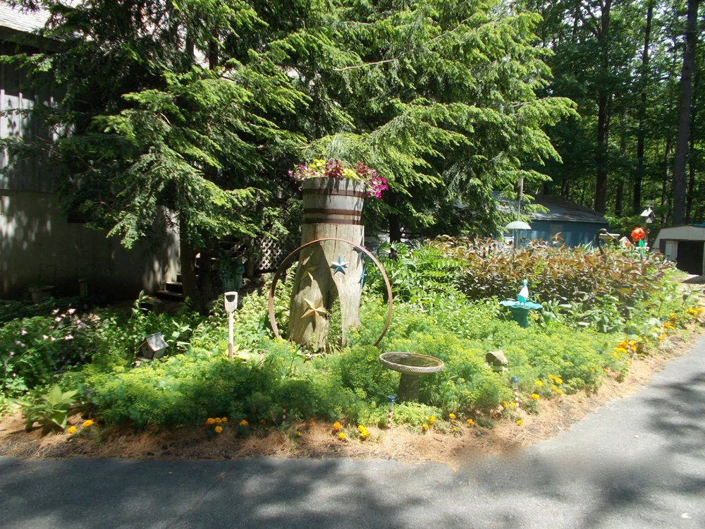 Slumber Manor Motel garden2.jpg
