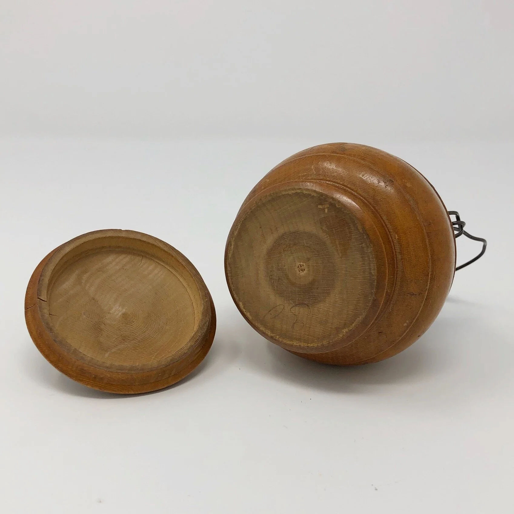 Wooden Object lid with handle underside.JPG