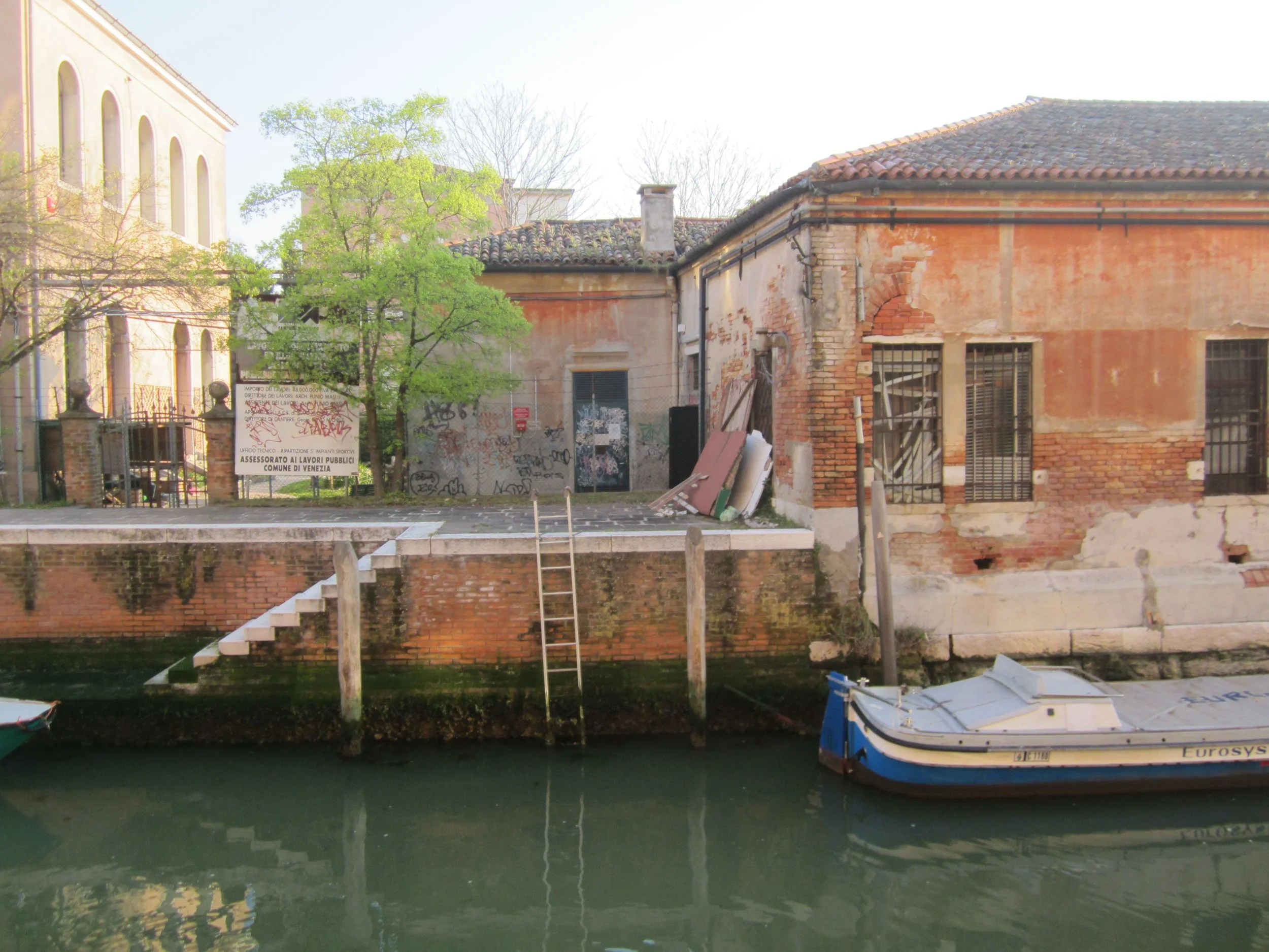 red building_venice.jpg