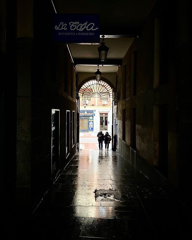 Basque-ing in the beauty of Spain. Goya-ing to have to come back soon. 
#madrid #madridspain #plazamayor #silhouette #chasinglight #tinypersoninframe #travelphotography #travelgram #ongooglemaps #windingroad