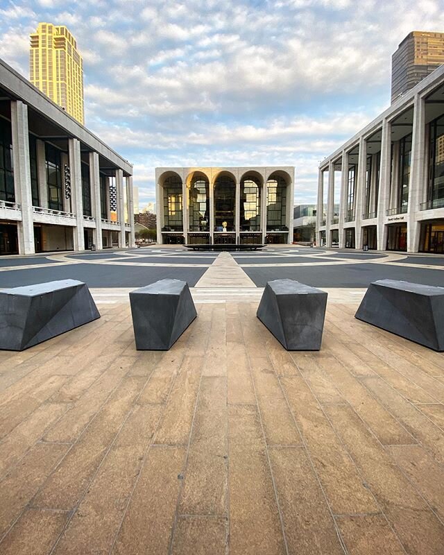 Seeing NYC empty is both heartbreaking and beautiful at the same time. I have cirrius-ly forgotten what the city looks like when it&rsquo;s bustling with people. 
#newyork #covid19 #lincolncenter #nopeoplearound #nopeopleinframe #nyc #iheartnyc #empt