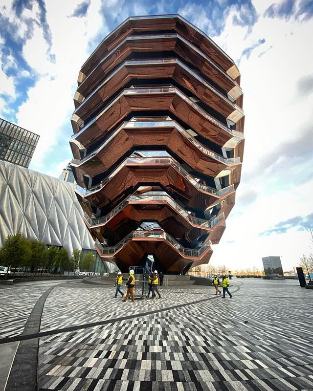 Having trouble constructing a good pun for this photo of the empty vessel. I guess I&rsquo;m out of practice and have to re-build my skills. 
#newyork #covid19 #thevessel #thevesselnyc #emptynyc #emptynycstreets #tinypersoninframe #coronavirus #cityl