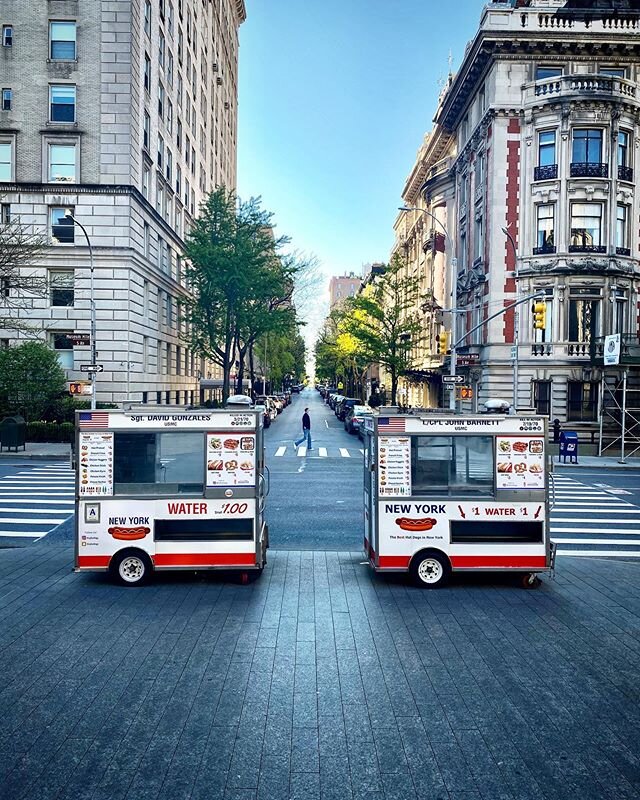 I&rsquo;ll be frank. I don&rsquo;t relish this empty version of nyc, but I also don&rsquo;t think it&rsquo;s the wurst thing ever. 
#newyork #covid19 #themetropolitanmuseumofart #met #nyc  #uppereastside #ues #iheartnyc #tinypersoninframe #emptystree