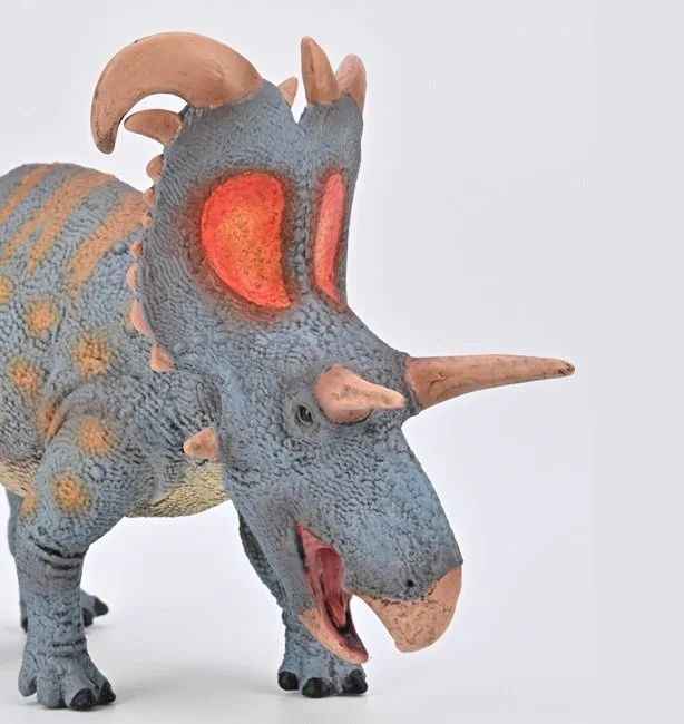 CollectA-Deluxe-Lokiceratops-frill.jpg